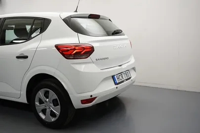 Car image 3