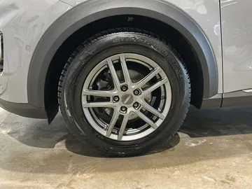 Car image 13