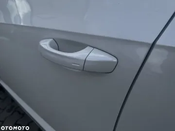 Car image 32