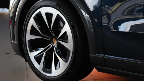 Car image 11