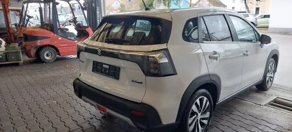 Car image 3