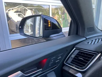 Car image 30