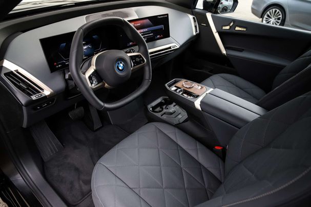 BMW iX xDrive40 240 kW image number 9