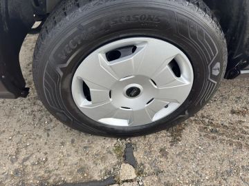 Car image 17