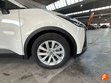 Car image 25