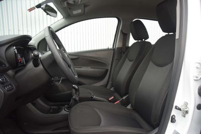 Car image 12