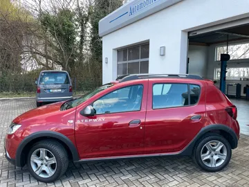 Car image 4
