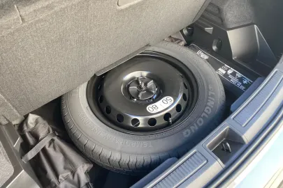 Car image 32