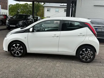 Car image 16
