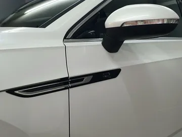 Car image 34