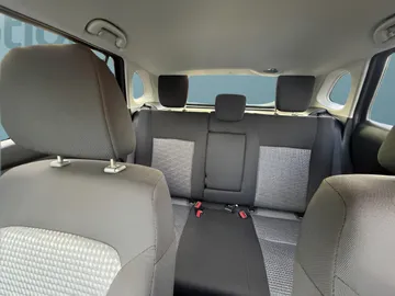 Car image 32
