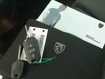 Car image 30