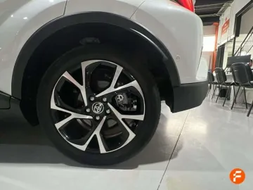 Car image 25