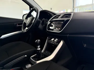 Car image 28