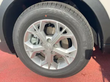Car image 27