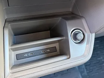 Car image 29