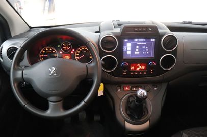 Car image 14