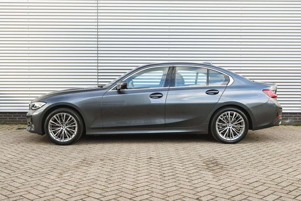 BMW 320i Sport Line 135 kW image number 3