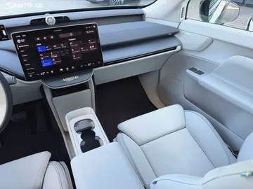 Car image 27