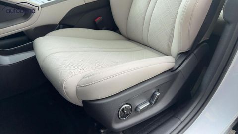 Car image 29
