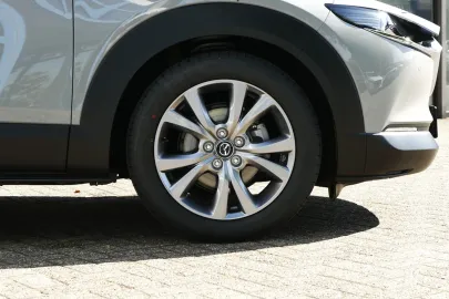 Car image 19