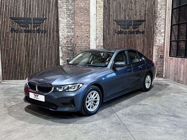 BMW 320i 135 kW image number 1