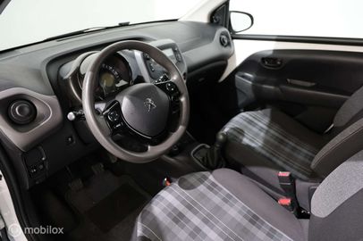 Car image 11