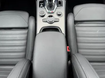 Car image 32