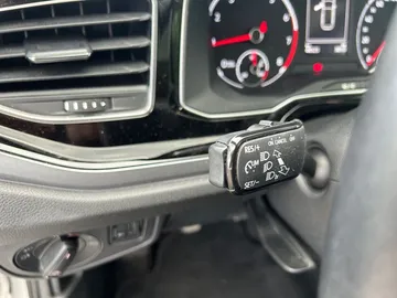 Car image 32