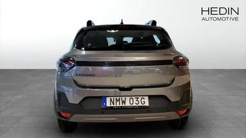 Car image 4