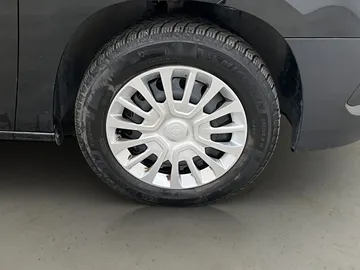 Car image 26