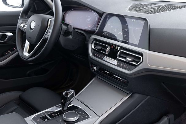 BMW 320i 135 kW image number 3