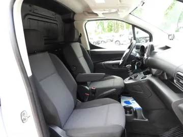 Car image 40