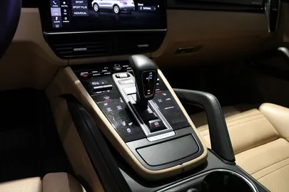 Car image 25