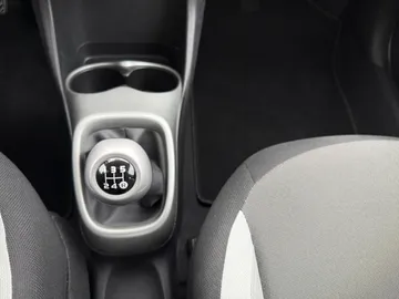 Car image 26