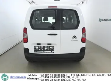 Car image 4