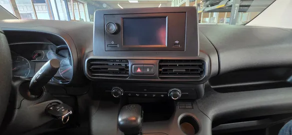 Car image 15