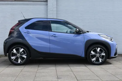 Car image 20