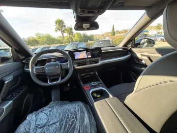 Car image 25