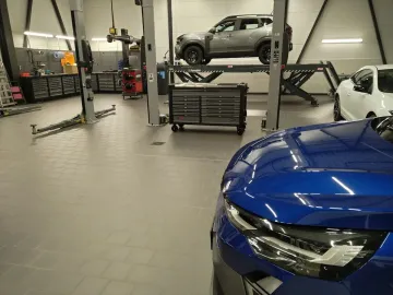 Car image 15