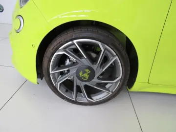 Car image 14