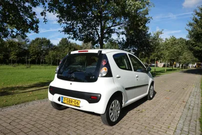 Car image 5