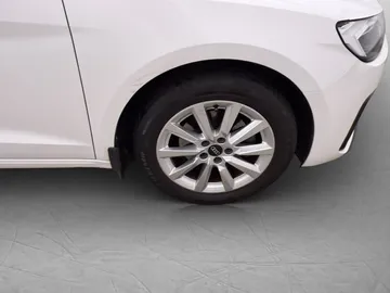 Car image 32