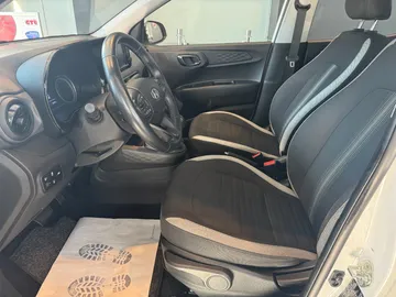 Car image 11