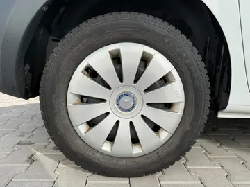 Car image 25