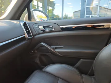 Car image 30