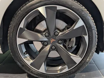 Car image 13