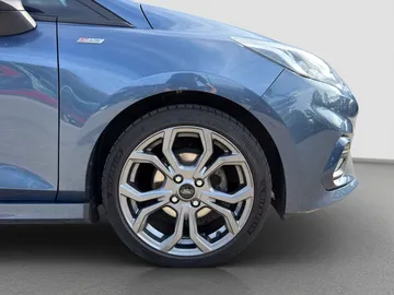 Car image 19