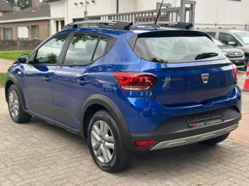 Car image 4
