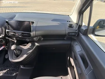 Car image 24